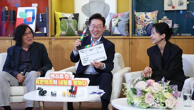 이재명 대통령이 7일(현지시간) 프랑스 남부 생폴드방스 마그 재단에서 국제 영화·영상 정상회의 ‘뤼미에르 서밋’ 개막식 후 열린 영화인과의 대화에서 영화촬영 소품을 들어보이고 있다. 이번 행사는 서밋에 초청받은 한국 감독 및 배우들과의 간담회로 이창동·정주리 감독, 배우 설경구·전도연·김도연 씨, 김민영 넷플릭스 아시아태평양 지역 콘텐츠 총괄 부사장 등이 참석했다. 연합뉴스