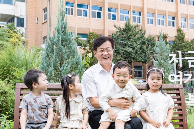 조유진 서울 영등포구청장이 구청 어린이집에 다니는 아이들과 산책을 함께하며 ‘합계출산율 1.0’ 공약을 설명하고 있다. 영등포구청 제공