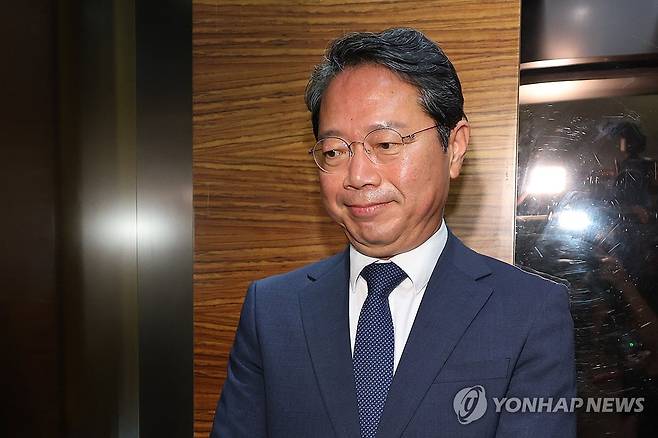 생각에 잠긴 김승원 법무부 장관 (서울=연합뉴스) 임화영 기자 = 김승원 법무부 장관 후보자가 8일 서울 종로구 적선현대빌딩에 마련된 인사청문회 준비 사무실로 출근하고 있다. 2026.9.8 hwayoung7@yna.co.kr