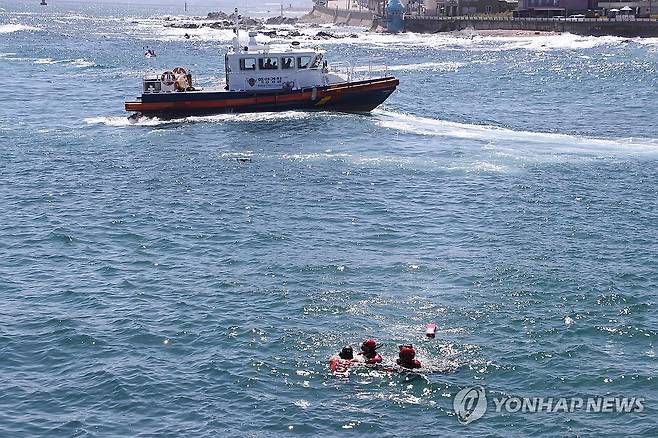 해상 추락 상황 구조 시연하는 해경 (동해=연합뉴스) 류호준 기자 = 8일 강원 동해시 대진항 인근 해상에서 해경 관계자들이 해상 추락 상황 구조 시연을 하고 있다. 2026.9.8 ryu@yna.co.kr
