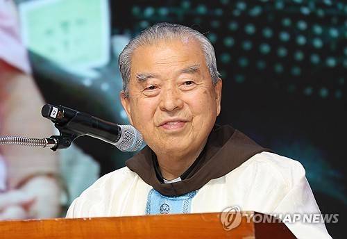 감사 인사하는 오웅진 신부 (음성=연합뉴스) 박건영 기자 = 8일 충북 음성군 꽃동네사랑의연수원에서 열린 '꽃동네 설립 50주년' 기념행사에서 오웅진 신부가 감사 인사를 하고 있다.2026.9.8
pu7@yna.co.kr
