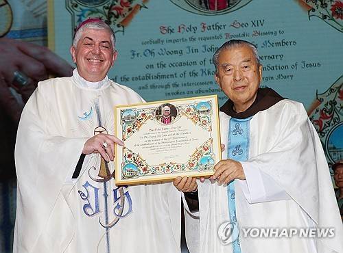 교황 축복장 전달받는 오웅진 신부 (음성=연합뉴스) 박건영 기자 = 8일 충북 음성군 꽃동네사랑의연수원에서 열린 '꽃동네 설립 50주년' 기념행사에서 조반니 가스파리 주한 교황대사가 오웅진 신부에게 교황 축복장을 전달하고 있다.2026.9.8
pu7@yna.co.kr