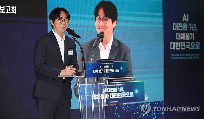 국가AI전략위 출범 1주년 인사말하는 하정우 부위원장 (서울=연합뉴스) 임화영 기자 = 하정우 국가인공지능전략위원회 상근부위원장이 8일 서울스퀘어에서 열린 국가AI전략위 출범 1주년 성과보고회에서 인사말을 하고 있다. 2026.9.8 hwayoung7@yna.co.kr