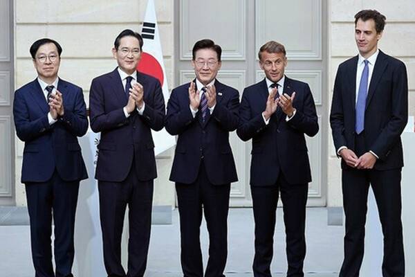 이재용 삼성전자 회장과 아르퇴르 망슈 미스트랄AI 최고경영자가 8일(현지시간) 프랑스 파리 엘리제궁에서 이재명 대통령과 에마뉘엘 마크롱 프랑스 대통령이 임석한 가운데 투자협약서를 교환한 후 기념촬영을 하고 있다.왼쪽부터 이종명 삼성전자 부사장, 이재용 삼성전자 회장, 이 대통령, 마크롱 대통령, 아르퇴르 망슈 미스트랄AI 최고경영자. 연합뉴스