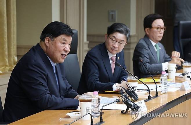 ▲지난 4월 서울 중구 예금보험공사에서 열린 국민성장펀드 2차 전략위원회에서 공동위원장인 서정진 셀트리온그룹 회장(왼쪽 첫번째)이 발언하는 모습. 연합뉴스