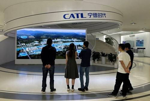 방문객들이 중국 푸젠성 닝더에 있는 배터리 제조업체 CATL 본사에서 회사 사업 현황을 소개하는 전시물을 살펴보고 있다. (사진=로이터)