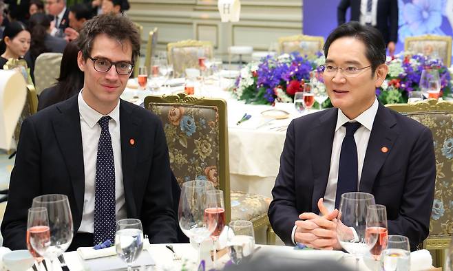 삼성전자가 미스트랄에 대규모 투자를 진행하고 반도체 특화 AI를 공동개발하기로 했다. 사진은 올 4월 마크롱 프랑스 대통령 국빈 방한 환영 오찬에서 이재용 삼성전자 회장(오른쪽)과 아르튀르 멘쉬 미스트랄 AI CEO가 나란히 앉은 모습. /뉴스1