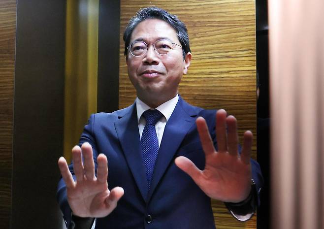 8일 오전 김승원 법무부 장관 후보자가 서울 종로구에 마련된 인사청문회 준비 사무실로 출근하며 승강기 안에서 손을 들어 보였다. 김 후보자는 전날 출근길에선 15분간 자신을 둘러싼 의혹을 정면으로 반박했지만, 이날은 “인사청문회에서 답하겠다”고만 했다. 뉴시스