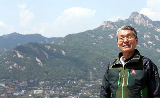 서울 종로구 평창동을 배경으로 북악스카이웨이 팔각정에 선 이종상 화백. 이 화백은 평창동에서 3대가 어우러져 산다. 김경제 기자 kjk5873@donga.com