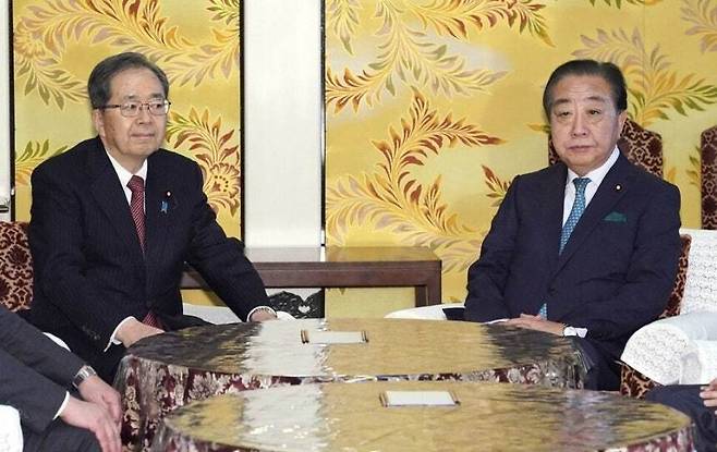 지난 1월 당시 노다 요시히코 입헌민주당 대표(오른쪽)와 사이토 데쓰오 공명당 대표가 신당 창당 협의를 논의하고 있다. AFP 연합뉴스