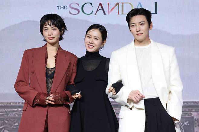 9일 서울 종로구 JW메리어트동대문스퀘어에서 열린 넷플릭스 새 시리즈 '스캔들' 제작발표회에서 배우들이 포즈를 취하고 있다. 왼쪽부터 나나, 손예진, 지창욱. 연합뉴스