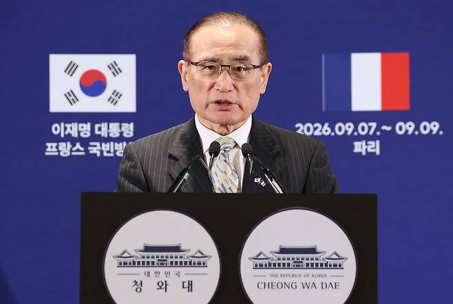 위성락 국가안보실장이 9일(현지시간) 프랑스 파리의 한 호텔에 마련된 중앙기자실에서 한국 프랑스 정상회담 결과 관련 브리핑을 하고 있다. 청와대사진기자단