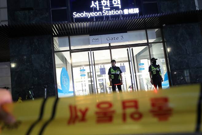 서현역 일대에서 묻지마 흉기 난동 사건이 발생한 지난 2023년 8월 3일 오후 경기 성남시 분당 서현역 AK백화점에서 경찰이 사건 현장을 통제하고 있다. /사진=뉴스1