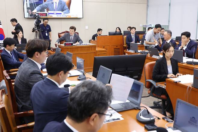 국회 연금개혁특별위원회 윤영석 위원장이 지난달 21일 서울 여의도 국회에서 열린 연금개혁특위 전체회의에서 의사봉을 두드리고 있다. /사진=뉴스1