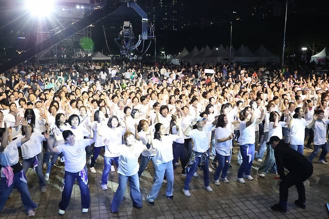 지난해 9월 28일 오후 평촌중앙공원에서 열린 2025 안양춤축제 폐막식에서 관객들이 환호하고 있다. /사진제공=안양시