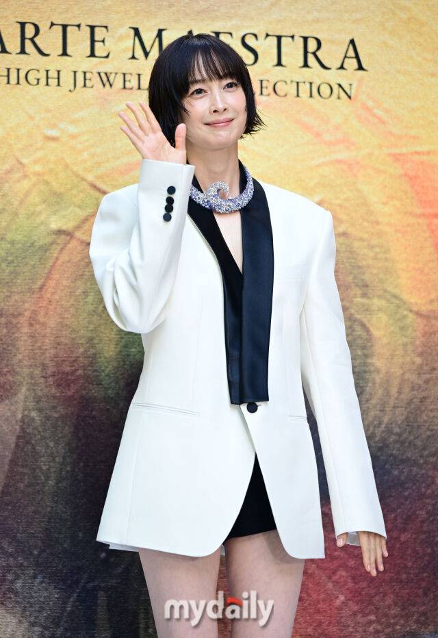 ▲ 이나영 '작은 얼굴 인증하는 손인사'