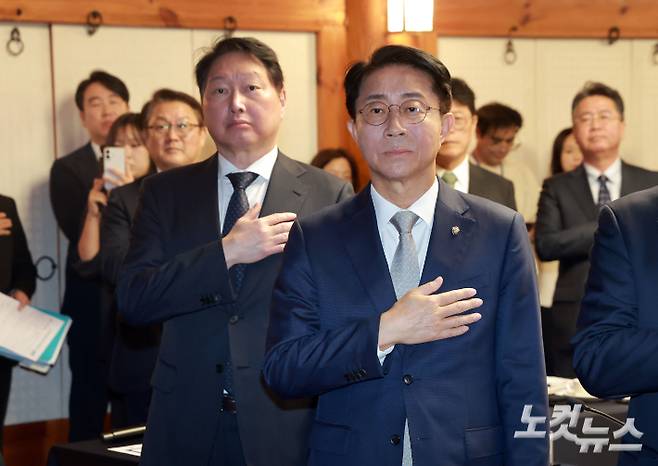 조정식 국회의장, 최태원 대한상의 회장 등이 9일 국회 사랑재에서 열린 '경제대도약위원회 출범식'에 참석해 국기에 대한 경례를 하고 있다. 황진환 기자