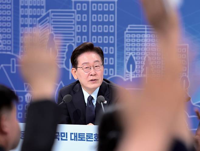 이재명 대통령이 7월23일 서울 여의도 KBS 별관에서 열린 부동산 정책 국민 대토론회에서 발언권을 요청하는 참석자들을 보고 있다. ⓒ연합뉴스