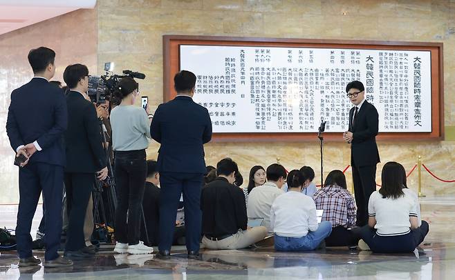 무소속 한동훈 의원이 9일 국회 로텐더홀에서 김승원 법무부 장관 후보자와 관련해 취재진 질문에 답하고 있다. 연합뉴스