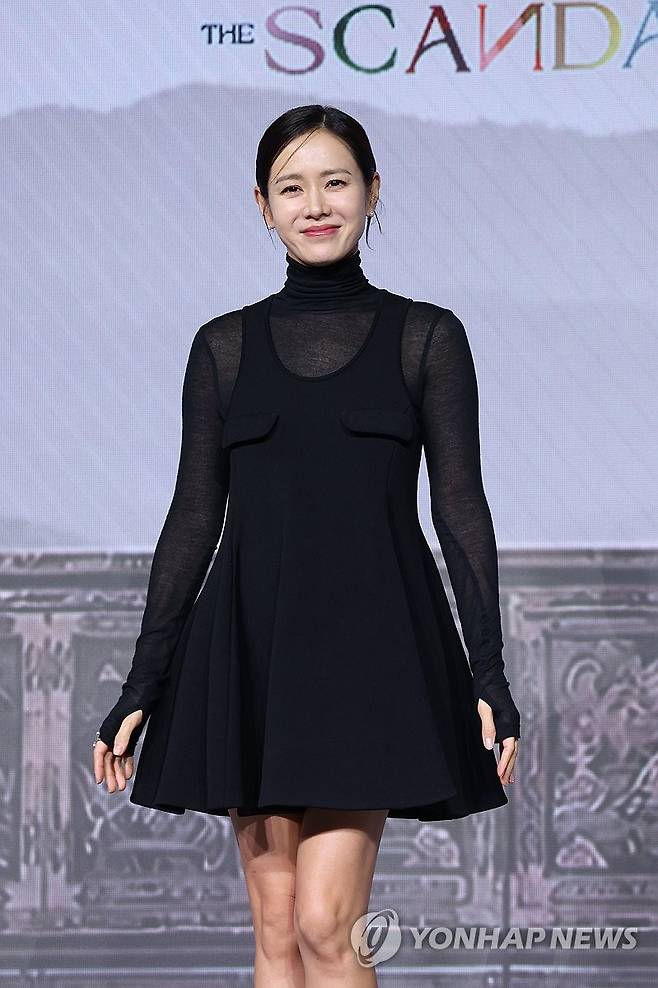 조씨부인 연기한 손예진 (서울=연합뉴스) 강민지 기자 = 배우 손예진이 9일 서울 종로구 JW메리어트동대문스퀘어에서 열린 넷플릭스 새 시리즈 '스캔들' 제작발표회에서 포즈를 취하고 있다. 2026.9.9 mjkang@yna.co.kr