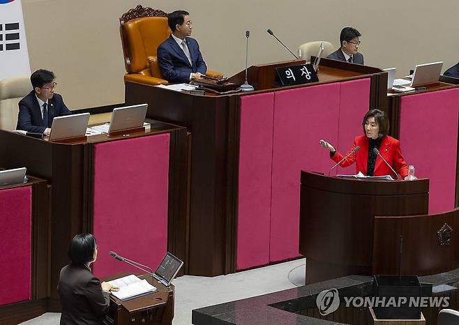 한성숙 총리에게 질문하는 나경원 의원 (서울=연합뉴스) 황광모 기자 = 국민의힘 나경원 의원이 9일 국회에서 열린 제439회 정기회 5차 본회의 '정치 분야에 대한 대정부 질문'에서 한성숙 총리에게 질의하고 있다. 2026.9.9 hkmpooh@yna.co.kr