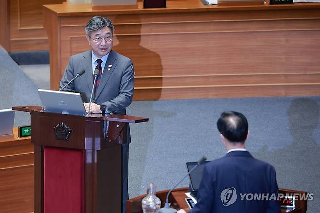 정치 분야 대정부질문, 답변하는 윤호중 행안장관 (서울=연합뉴스) 신현우 기자 = 윤호중 행정안전부 장관이 9일 국회에서 열린 정치 분야 대정부질문에서 더불어민주당 이해식 의원 질문에 답하고 있다. 2026.9.9 nowwego@yna.co.kr