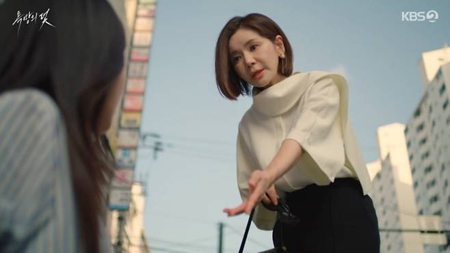 '욕망의 덫' 장서희가 전혜원에게 손을 내밀었다. / 사진=KBS 2TV '욕망의 덫' 방송 캡처