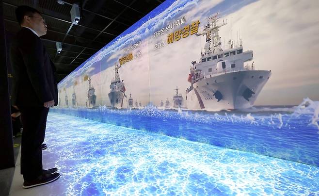 제73주년 해양경찰의 날인 10일 인천 남동구 해양경찰 특수기록관에서 관계자들이 73년의 해경 역사가 담긴 전시를 둘러보고 있다. 4층 규모로 개관한 기록관에는 해경청과 산하기관이 보관하던 약 7만점의 30년 이상 기록물들이 이관돼, 소독, 마이크로필름실, 디지털변환실 등 보존 위한 시설을 거쳐 보관된다./김경민 기자 time20406@incheonilbo.com