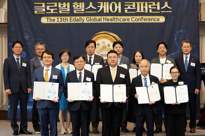 10일 서울 중구 프레스센터에서 열린 '제13회 이데일리 글로벌 헬스케어 콘퍼런스'에서 수상기업 및 관계자들이 기념촬영을 하고 있다. 앞줄 왼쪽부터 조진만 강동경희대병원 기획조정실장, 장현근 세종병원 행정부원장, 하성배 한국백신 대표, 이병구 레이델코리아 대표, 김정은 365MC 지방줄기세포센터 대표원장. 뒷줄 왼쪽부터 권병기 보건복지부 대변인, 류성 이데일리 편집국장, 안영진 식품의약품안전처 바이오생약국장, 강대원 메디라인액티브코리아 대표, 구해원 일산백병원 신경외과 교수, 김태정 서울대병원 중환자의학과 교수, 이상훈 삼성서울병원 소아외과 교수, 서유성 순천향대 중앙의료원 특임원장. (사진= 방인권 기자)