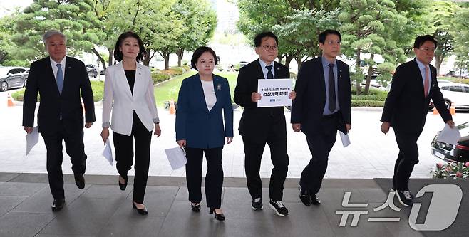 서왕진·강경숙·정춘생·차규근·김형연· 황운하 조국혁신당 의원들이 10일 수사준칙-공소청직제안 관련해서 행정안전부 장관 항의방문 하기위해 서울 종로구 정부서울청사에 들어서고 있다. 2026.9.10 ⓒ 뉴스1 이종덕 기자