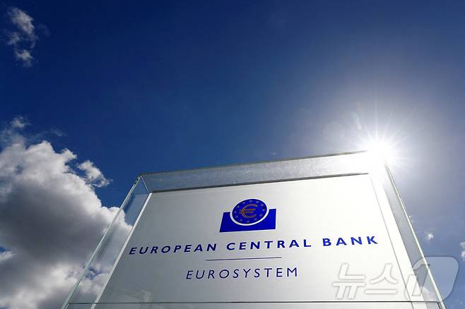 유럽중앙은행(ECB) 상징물이 독일 프랑크푸르트에 있는 ECB 본부 건물 외부에 비치돼 있다. (자료사진) 2018.4.26 ⓒ 로이터=뉴스1