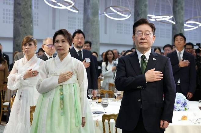 이재명 대통령과 김혜경 여사가 9일(현지시간) 프랑스 파리 한 호텔에서 열린 동포 오찬간담회에서 국기에 경례하고 있다. 2026.9.9 연합뉴스
