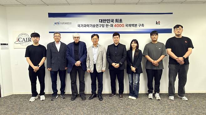 KISTI와 iCAIR 관계자들이 지난 8일 미국 노스웨스턴대 iCAIR에서 대전~시카고 400Gbps 국제회선 증설을 기념해 포즈를 취했다. 한국과학기술정보연구원 제공