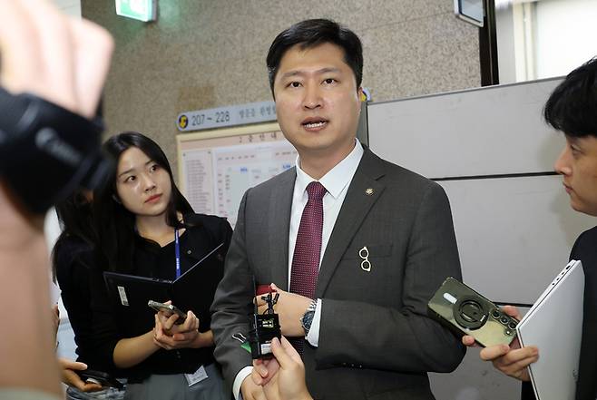 우재준 청년최고위원이 10일 국회에서 열린 최고위원회의를 마친 뒤 이석하며 기자들의 질의에 답하고 있다. 우 최고위원은 이날 무소속 한동훈 의원의 김승원 법무부 장관 후보자 인사청문회 참여를 위해 한 의원의 국민의힘 당적 회복을 건의했다. 2026.9.10 연합뉴스