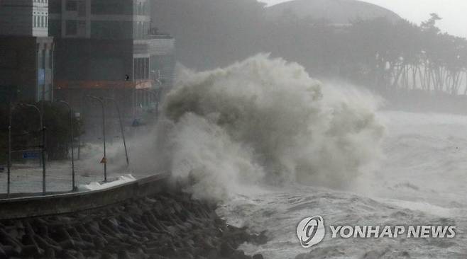 해운대 마린시티 거대한 파도.사진=연합뉴스