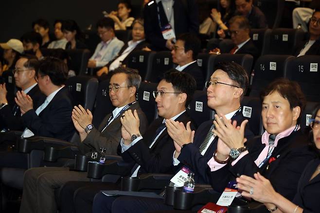 9일 서울 송파구 롯데월드타워 롯데시네마에서 파이낸셜뉴스와 과학기술정보통신부가 공동 개최한 'AI월드 2026'에서 임문영 국회 산업통상자원중소벤처기업위원회 위원(첫줄 왼쪽 3번째부터), 전선익 파이낸셜뉴스 부회장, 류제명 과학기술정보통신부 2차관, 안젤리나 콴 Future Native 공동 창업자 겸 최고 리스크·컴플라이언스 책임자 등 VIP 참석자들과 청중들이 강연을 경청하고 있다. 사진=서동일 기자
