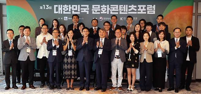 10일 파이낸셜뉴스 주최로 서울 강남구 조선팰리스호텔에서 열린 제13회 대한민국 문화콘텐츠포럼에서 VIP 참석자들이 기념촬영을 하고 있다. 첫째줄 왼쪽부터 민병선 한국관광공사 관광산업본부장, 이경수 한국관광협회중앙회장, 이범헌 한국문화예술위원회 위원장, 박혜진 국립오페라단장 겸 예술감독, 전선익 파이낸셜뉴스 부회장, 이병민 건국대 문화콘텐츠학과 교수, 황교익 한국문화관광연구원장, 양수진 인스파이어 엔터테인먼트 리조트 상무, 한혜리 한국방문의해위원회 사무국장, 서가연 에어비앤비코리아 컨트리 매니저, 송의달 파이낸셜뉴스 사장. 둘째줄 왼쪽부터 박정민 프레인TPC 대표, 유동주 하이브 뮤직그룹 APAC 대표, 한수경 카카오엔터테인먼트 커뮤니케이션 실장, 박선희 GS아트센터 대표, 이두영 파이낸셜뉴스 전무, 임영아 문화체육관광부 대변인, 한여옥 한국관광공사 국제관광콘텐츠실장, 김상호 피네이션 CCO, 김형철 CJ ENM 커뮤니케이션담당 상무, 오지훈 서울아레나 대표이사. 셋째줄 왼쪽부터 신정아 클립서비스 마케팅커뮤니케이션본부장, 고현주 넷플릭스 커뮤니케이션 시니어 디렉터, 김세연 예술의전당 성장사업본부장, 김홍재 파이낸셜뉴스 편집국장, 정근욱 KT스튜디오지니 대표, 정경재 하이브미디어코프 부사장, 양문영 YG엔터테인먼트 커뮤니케이션 그룹리더, 김경남 KJ 글로벌 파트너스 대표. 사진=서동일 기자
