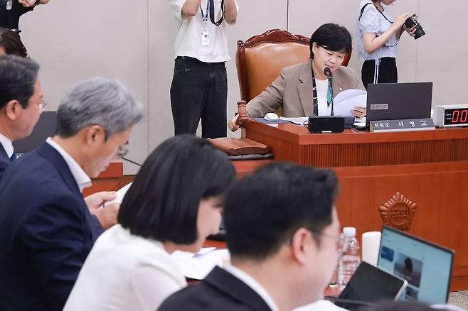 지난 7월 30일 국회에서 열린 법제사법위원회 전체회의에서 위원장인 더불어민주당 서영교 의원이 '제9회 전국동시지방선거 투표용지 부족 사태 등 국민 참정권 침해 의혹 진상 규명을 위한 특별검사의 임명 등에 관한 법률안'을 상정하고 있다. 연합뉴스