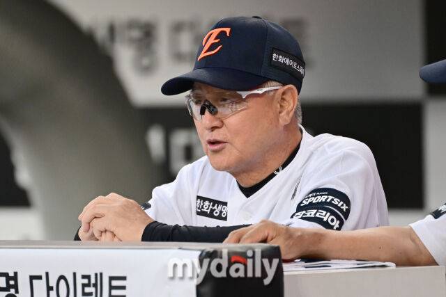 18일 대전 한화생명 볼파크 야구장에서 열린 '2026 신한 SOL KBO리그' KIA 타이거즈와 한화 이글스 경기. 한화 김경문 감독이 경기를 지켜보고 있다./마이데일리