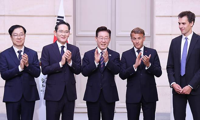 삼성전자·미스트랄AI 투자 협약식 이재명 대통령이 8일(현지시간) 프랑스 파리 엘리제궁에서 에마뉘엘 마크롱 프랑스 대통령을 비롯한 참석자들과 삼성전자·미스트랄AI 투자협약식을 마친 뒤 박수를 치고 있다. 왼쪽부터 이종명 삼성전자 부사장, 이재용 삼성전자 회장, 이 대통령, 마크롱 대통령, 아르튀르 망슈 미스트랄AI 최고경영자. 파리=이제원 선임기자