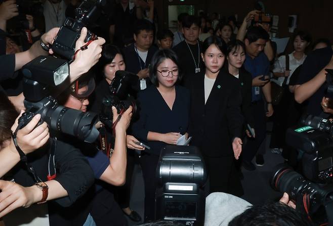 용혜인 성평등가족부 장관 후보자가 10일 국회 소통관에서 입장 발표 기자회견을 마친 후 회견장을 떠나고 있다. 연합뉴스