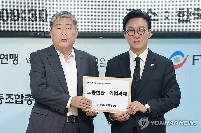 한국노총 방문한 민주당 김민석 대표 (서울=연합뉴스) 신현우 기자 = 더불어민주당 김민석 대표가 10일 서울 영등포구 여의도 한국노동조합총연맹을 방문해 김동명 한국노총 위원장으로부터 노동현안·입법과제를 전달받고 기념 촬영하고 있다. 2026.9.10 nowwego@yna.co.kr