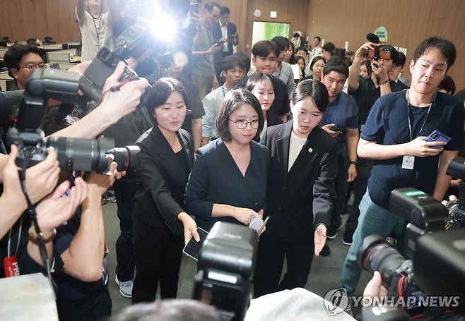 입장 발표 기자회견 마친 용혜인 성평등가족부 장관 후보자 (서울=연합뉴스) 신현우 기자 = 용혜인 성평등가족부 장관 후보자가 10일 국회 소통관에서 입장 발표 기자회견을 마친 뒤 회견장을 떠나고 있다. 2026.9.10 nowwego@yna.co.kr