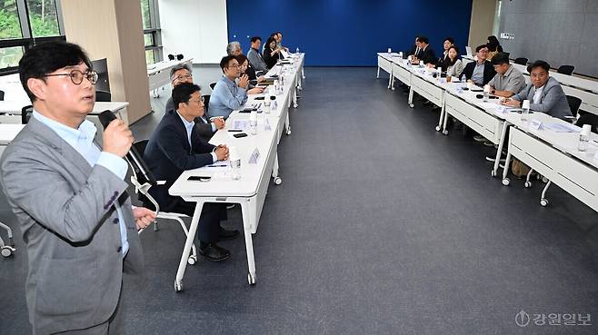 춘천 기업혁신파크 사업시행사 바이오테크이노밸리(주)(대표:김용찬)는 10일 강원대 춘천캠퍼스 산학연혁신허브 대회의실에서 ‘제5차 바이오테크 혁신포럼’을 개최하고, AI·바이오 산업의 핵심 자원으로 부상하고 있는 의료데이터의 안전한 활용과 데이터 주권, 보안 및 신뢰 확보 방안 등을 논의했다. 박승선기자