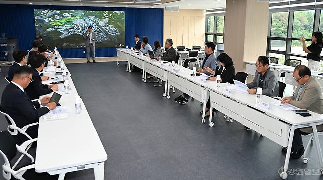 춘천 기업혁신파크 사업시행사 바이오테크이노밸리(주)(대표:김용찬)는 10일 강원대 춘천캠퍼스 산학연혁신허브 대회의실에서 ‘제5차 바이오테크 혁신포럼’을 개최하고, AI·바이오 산업의 핵심 자원으로 부상하고 있는 의료데이터의 안전한 활용과 데이터 주권, 보안 및 신뢰 확보 방안 등을 논의했다. 박승선기자