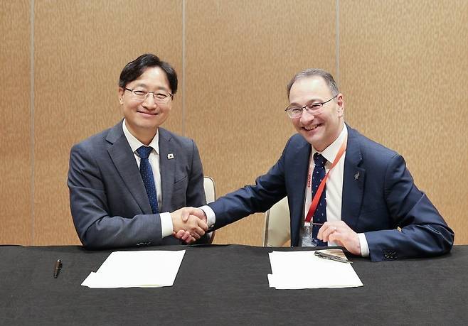 임광현(왼쪽) 국세청장이 8∼9일 싱가포르에서 열린 제55차 아시아·태평양 국세청장 회의(SGATAR)에서 피터 메르시 뉴질랜드 국세청장과 징수공조 MOU를 맺고 악수하고 있다.(사진제공=국세청)
