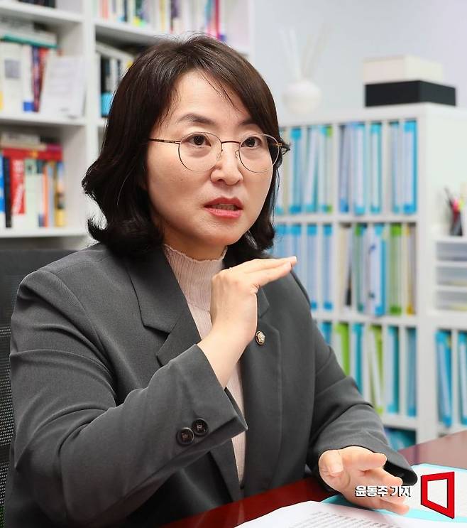 이주희 더불어민주당 의원이 아시아경제와 인터뷰를 하고 있다. 윤동주 기자