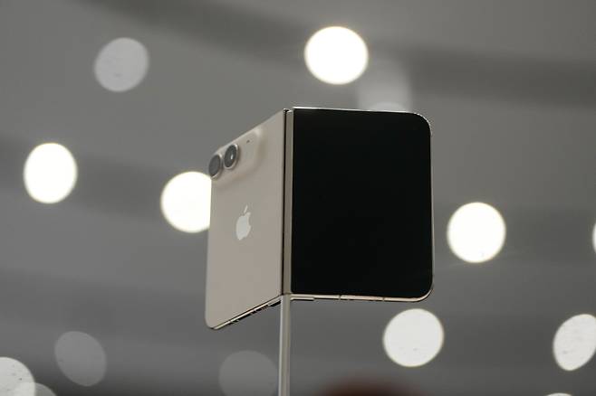 <YONHAP PHOTO-1633> The iPhone Duo is displayed during an announcement of new products on Wednesday, Sept. 9, 2026, on the Apple campus in Cupertino, Calif. (AP Photo/Jeff Chiu)/2026-09-10 04:15:10/<저작권자 ⓒ 1980-2026 ㈜연합뉴스. 무단 전재 재배포 금지, AI 학습 및 활용 금지>