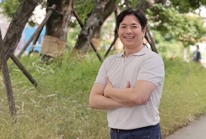 알스퀘어 이용균 창업자가 7일 서울 성동구 사무실 앞에서 본지와 인터뷰에 앞서 포즈를 취하고 있다. 2026.07.07 /남강호 기자