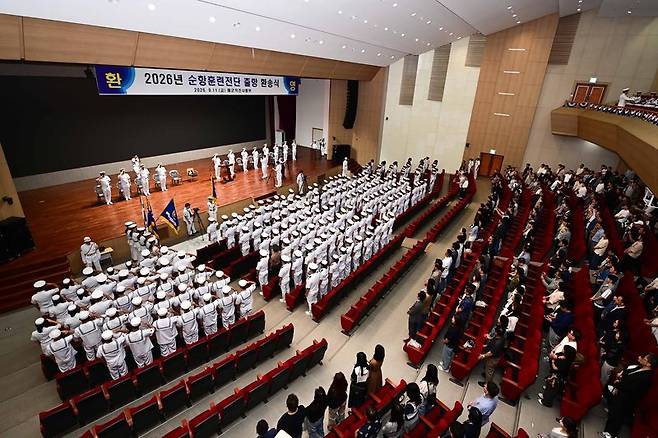 11일 경남 창원시 해군사관학교 웅포강당에서 열린 '2026 순항훈련전단 출항 환송식'에서 해군사관학교 81기 사관생도들과 전단 장병들이 곽광섭 해군작전사령관(중장)에게 경례하고 있다. 해군 제공